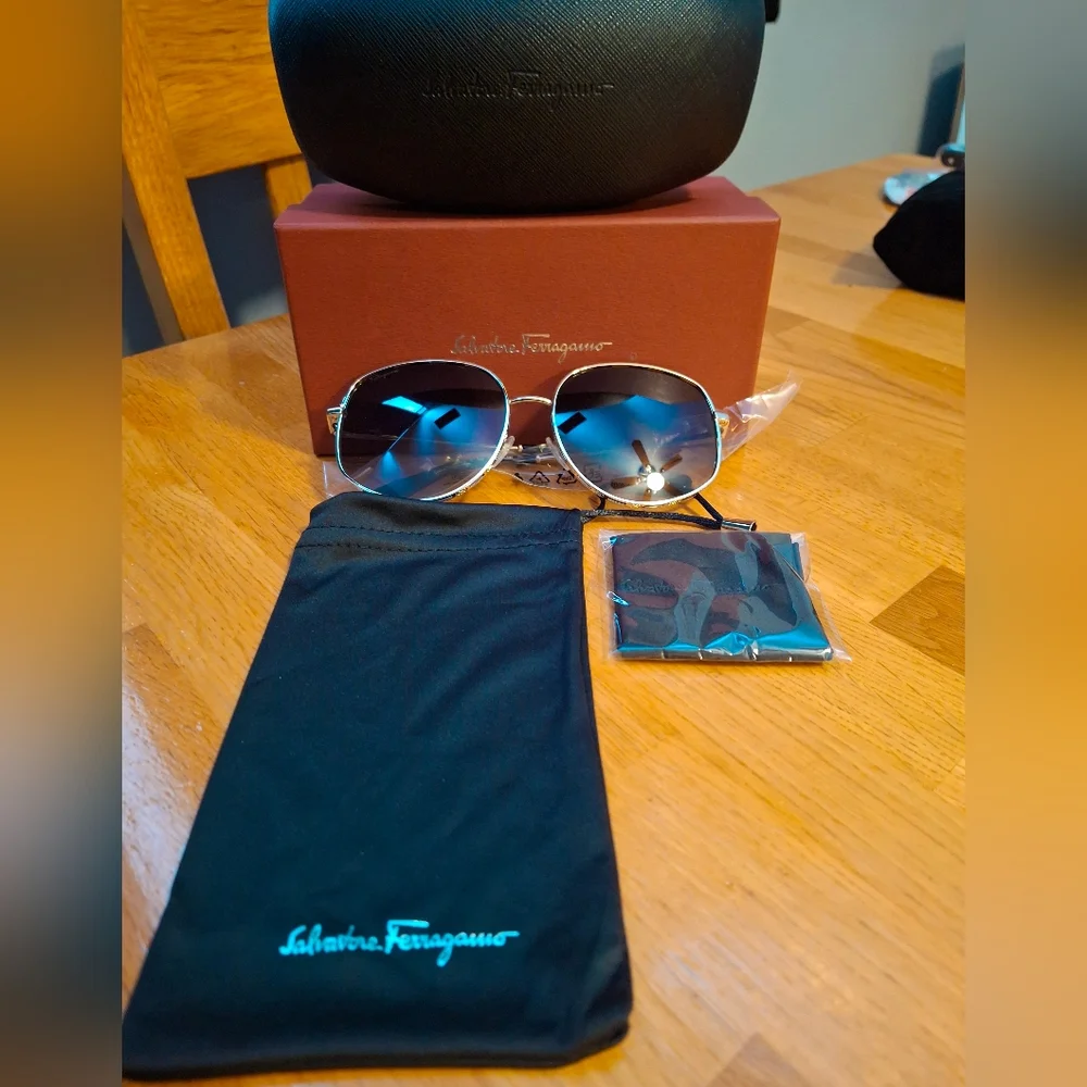 Salvatore Ferragamo Unisex 61mm Gancini Oversize Sunglasses NIB - Picture 1 of 16
